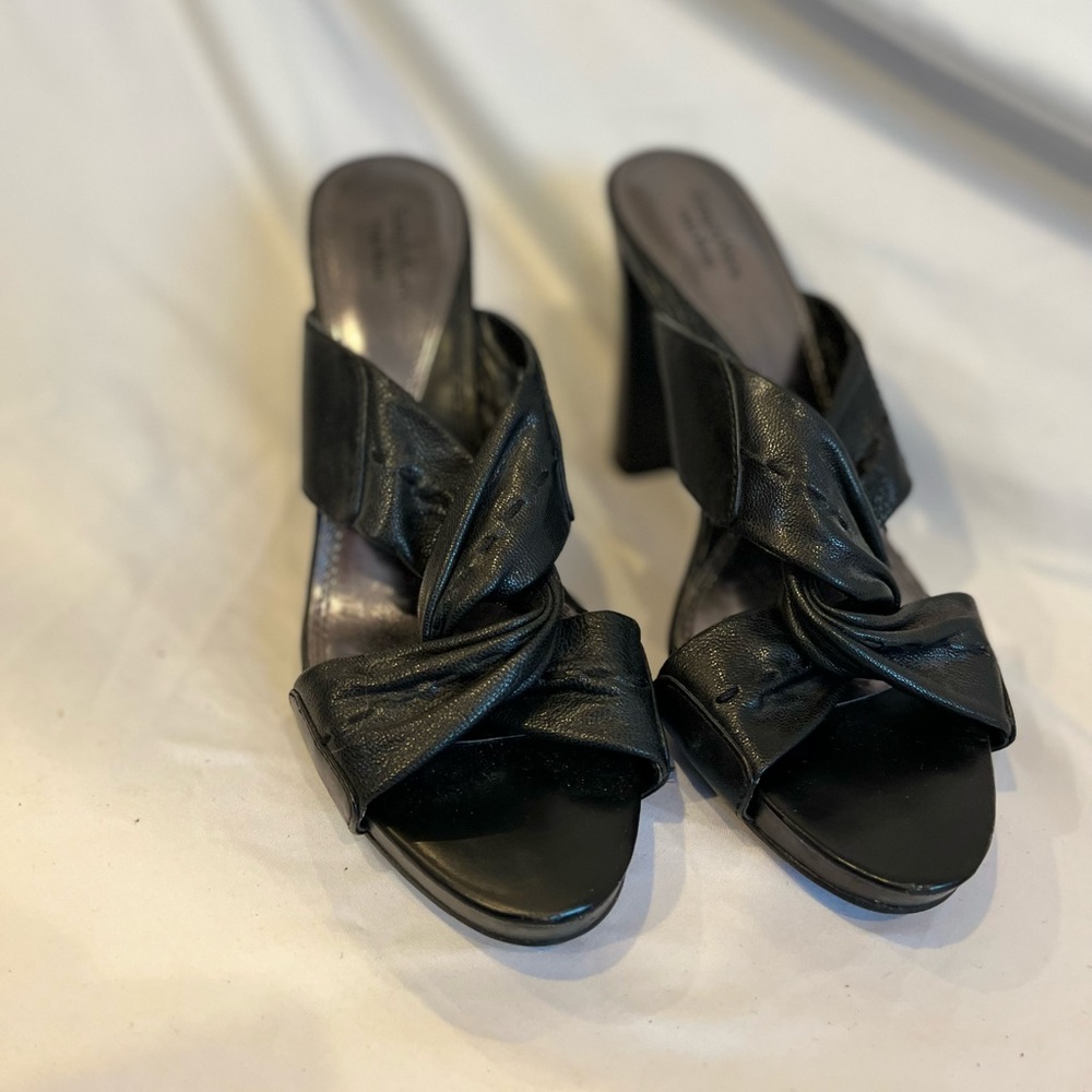 Simple Vera Wang chunky heels black